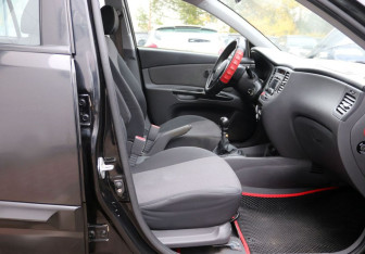 Подержанный автомобиль Kia Rio Hatchback 2010 года (13 фото)