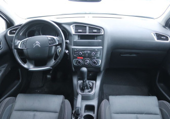 Подержанный автомобиль Citroen C4 Hatchback 2011 года (14 фото)