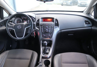 Подержанный автомобиль Opel Astra Hatchback 2011 года (14 фото)