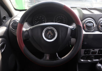 Подержанный автомобиль Renault Sandero 2010 года (12 фото)