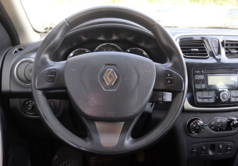 Подержанный автомобиль Renault Sandero 2016 года (14 фото)