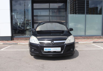Подержанный автомобиль Opel Astra Sedan 2010 года (8 фото)