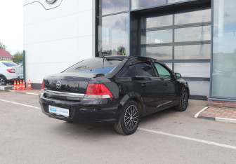 Подержанный автомобиль Opel Astra Sedan 2010 года (5 фото)