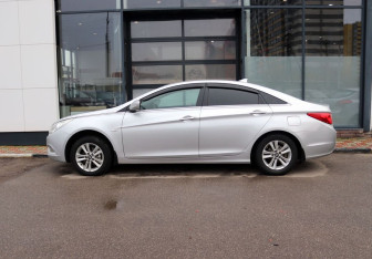 Подержанный автомобиль Hyundai Sonata 2011 года (2 фото)