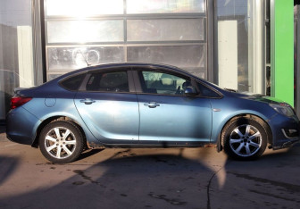 Подержанный автомобиль Opel Astra Sedan 2013 года (6 фото)