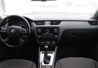 Подержанный автомобиль Skoda Octavia Liftback 2014 года (14 фото)