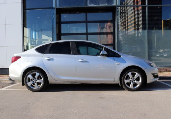Подержанный автомобиль Opel Astra Sedan 2012 года (6 фото)