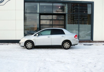 Подержанный автомобиль Nissan Tiida Sedan 2008 года (2 фото)
