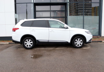 Подержанный автомобиль Mitsubishi Outlander 2017 года (6 фото)