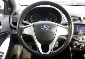 Подержанный автомобиль Hyundai Solaris Hatchback 2012 года (16 фото)