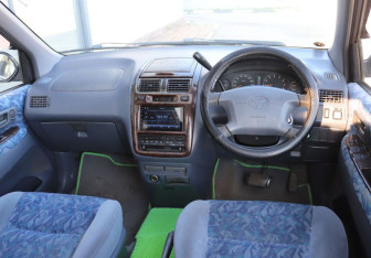 Подержанный автомобиль Toyota Ipsum 1997 года (13 фото)