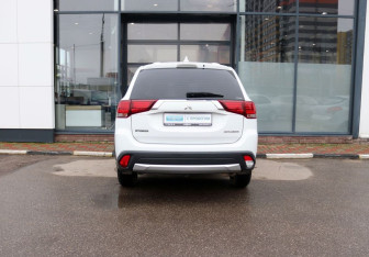 Подержанный автомобиль Mitsubishi Outlander 2017 года (4 фото)