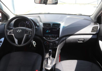 Подержанный автомобиль Hyundai Solaris Hatchback 2015 года (14 фото)