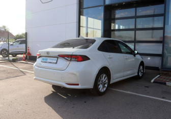 Подержанный автомобиль Toyota Corolla Sedan 2019 года (5 фото)
