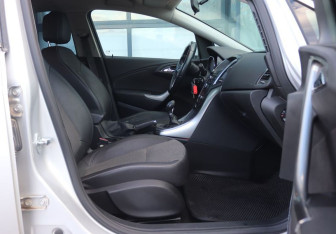 Подержанный автомобиль Opel Astra Hatchback 2011 года (12 фото)
