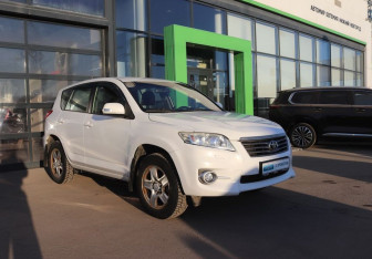 Подержанный автомобиль Toyota RAV4 2012 года (7 фото)