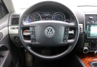 Подержанный автомобиль Volkswagen Touareg 2008 года (12 фото)