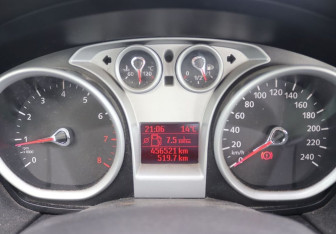 Подержанный автомобиль Ford Focus Sedan 2011 года (16 фото)