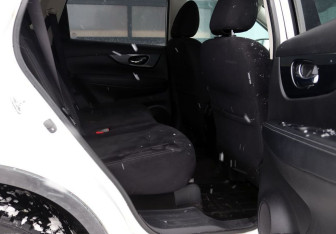 Подержанный автомобиль Nissan X-Trail 2015 года (11 фото)