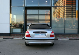 Подержанный автомобиль Hyundai Elantra Sedan 2004 года (4 фото)