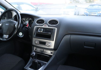 Подержанный автомобиль Ford Focus Hatchback 2008 года (14 фото)