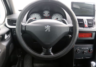 Подержанный автомобиль Peugeot 207 Hatchback 2011 года (14 фото)
