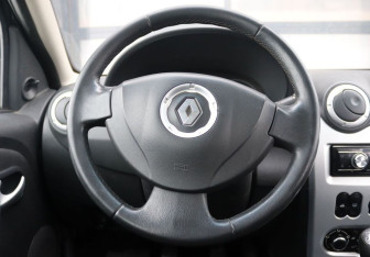 Подержанный автомобиль Renault Sandero 2012 года (15 фото)