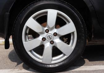 Подержанный автомобиль Nissan Note 2007 года (15 фото)