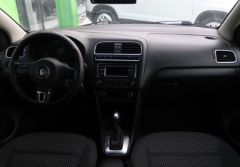 Подержанный автомобиль Volkswagen Polo Sedan 2013 года (14 фото)