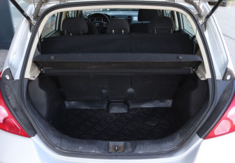 Подержанный автомобиль Nissan Tiida Hatchback 2010 года (10 фото)