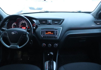 Подержанный автомобиль Kia Rio Hatchback 2016 года (15 фото)