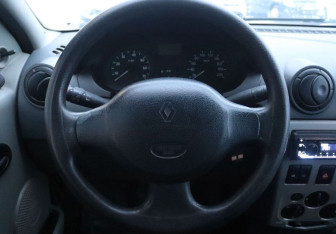 Подержанный автомобиль Renault Logan Sedan 2005 года (16 фото)