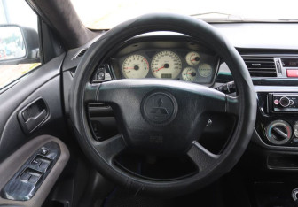 Подержанный автомобиль Mitsubishi Lancer Sedan 2005 года (15 фото)