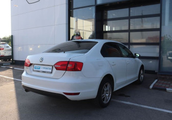 Подержанный автомобиль Volkswagen Jetta Sedan 2012 года (5 фото)