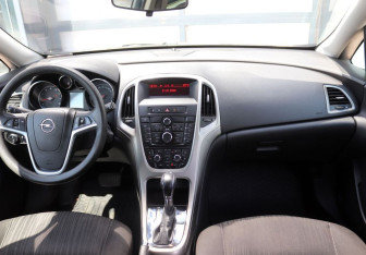 Подержанный автомобиль Opel Astra Hatchback 2010 года (13 фото)