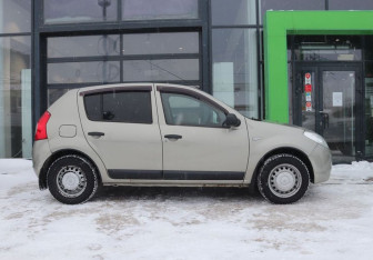 Подержанный автомобиль Renault Sandero 2011 года (6 фото)