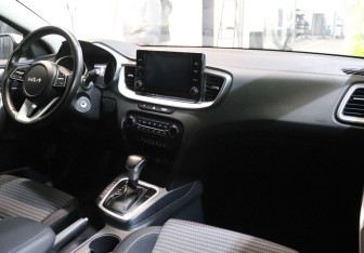 Подержанный автомобиль Kia Ceed Wagon 2022 года (14 фото)