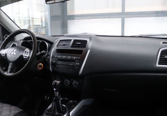 Подержанный автомобиль Mitsubishi ASX 2013 года (14 фото)