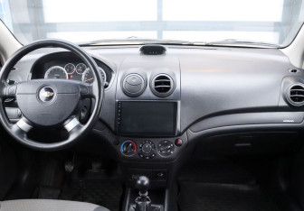 Подержанный автомобиль Chevrolet Aveo Hatchback 2010 года (15 фото)