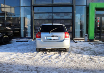 Подержанный автомобиль Toyota Corolla Hatchback 2003 года (4 фото)