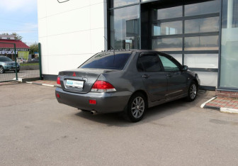Подержанный автомобиль Mitsubishi Lancer Sedan 2005 года (5 фото)