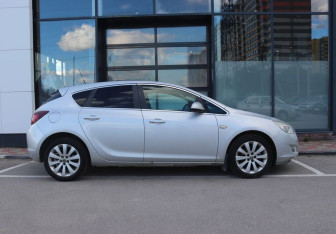 Подержанный автомобиль Opel Astra Hatchback 2011 года (6 фото)