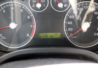 Подержанный автомобиль Ford Focus Sedan 2006 года (14 фото)