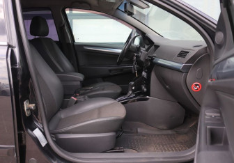 Подержанный автомобиль Opel Astra Sedan 2010 года (12 фото)