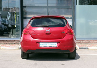 Подержанный автомобиль Opel Astra Hatchback 2010 года (6 фото)