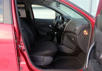 Подержанный автомобиль Renault Sandero 2015 года (13 фото)