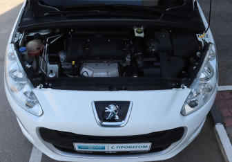Подержанный автомобиль Peugeot 308 Hatchback 2011 года (9 фото)