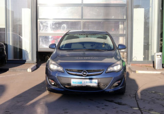 Подержанный автомобиль Opel Astra Sedan 2013 года (8 фото)