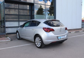 Подержанный автомобиль Opel Astra Hatchback 2011 года (3 фото)