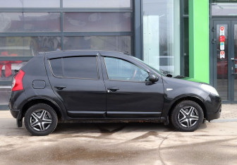 Подержанный автомобиль Renault Sandero 2010 года (8 фото)